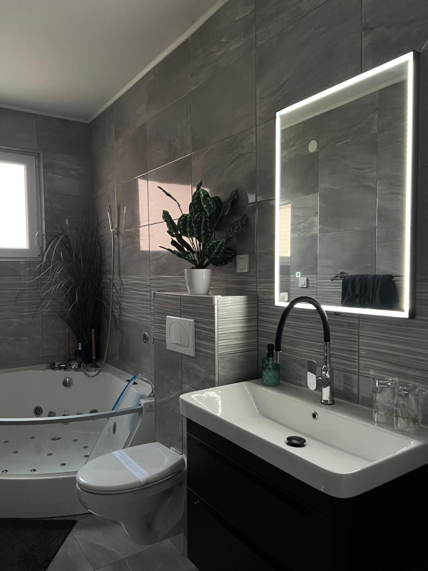 Luxrooms - Hotel Type With Private Jacuzzi Bjelovar Exterior foto